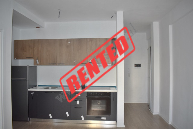 Apartament 1+1 prane Liqenit te Thate ne Tirane. &nbsp;
Apartamenti pozicionohet ne katin e pare te